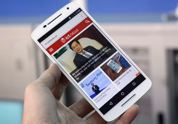  Moto X Style (Giá tham khảo: 7.690.000 đồng. Giá cũ: 9.990.000 đồng). Phablet đầu bảng của Motorola được thiết kế hài hòa khi sử dụng khung viền kim loại cứng rắn kết hợp với những đường cong mềm mại quanh sườn và lưng máy. Màn hình IPS LCD 5,7 inch Quad HD mang tới cho Moto X Style không gian hiển thị cực đại về kích thước lẫn độ sắc nét. Cấu hình Moto X Style khá tương đồng với Lumia 950 qua chip Snapdragon 808 sáu nhân, RAM 3GB.