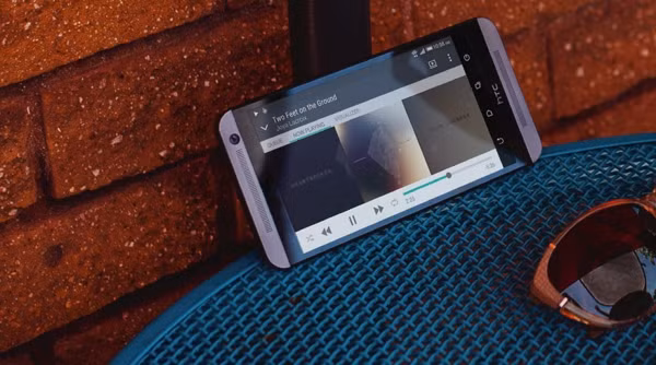  HTC One E9 (Giá tham khảo: 5.690.000 đồng. Giá cũ: 6.490.000 đồng). Phablet 5,5 inch của HTC vẫn khiêm tốn sử dụng màn hình SuperLCD độ phân giải Full HD và chip Mediatek Helio X10 tám nhân 2GHz. Tính năng selfie trên HTC One E9 cũng khá “chất” với sự góp mặt của camera trước Ultrapixel 4MP bên cạnh camera sau 13 chấm. Viên pin 2.800mAh tích hợp tỏ ra chưa phù hợp với một phablet màn hình 5,5 inch như One E9.