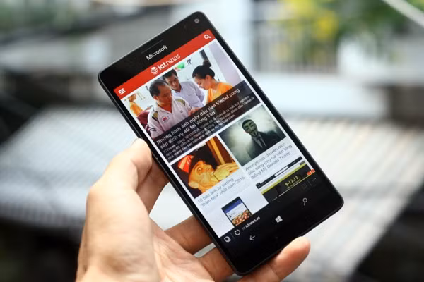  Microsoft Lumia 950 (Giá tham khảo: 7.990.000 đồng. Giá cũ: 9.990.000 đồng). Lumia 950 tiếp nối các thế hệ tiền nhiệm với các thông số chỉn chu về cấu hình lẫn khả năng chụp ảnh. Độ phân giải QuadHD 1440 x 2560 pixel giúp tối đa độ sắc nét của màn hình AMOLED 5,2 inch trên máy. Máy ảnh Pureview của Lumia 950 tích hợp cảm biến 20MP sử dụng ống kính Carl Zeiss, khẩu f/1.9, quay phim 4K, đi kèm tính năng chống rung quang học cải tiến. Khả năng xử lý của máy có thể đáp ứng tối đa nhu cầu công việc với chip Qualcomm Snapdragon 808 sáu nhân và RAM 3GB, kể cả khi biến hóa với dock Continuum.