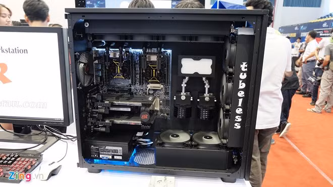  Case máy tính độ phong cách "không ống" (Tubeless) được trưng bày và dự thi tại triển lãm IntelExtreme PC Master Expo2016, gây chú ý với mức giá khủng, được tác giả cho biết lên đến 350 triệu đồng.
