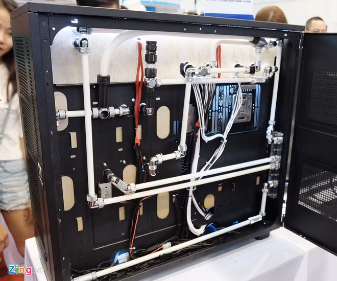 Bộ làm mát bằng nước (water cooling) sử dụng hệ thống tubeless, các ống cứng (hard tube) được gắn ở phía sau, sử dụng các mối nối chất lượng cao để cố định.