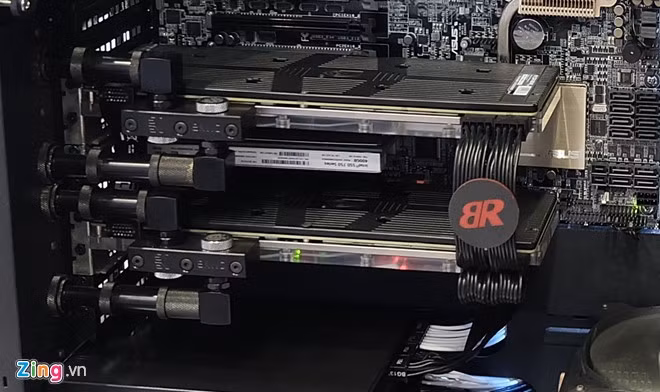 Máy cũng được trang bị hai SSD bao gồm Intel 750 400GB, dòng SSD mới nhất vừa ra mắt của Intel với mức giá khoảng 10,3 triệu đồng; bên dưới là SSD Samsung M2 950 Pro 512GB (khoảng 7,5 triệu đồng). Giữa vị trí hai SSD là 2 card VGA EVGA TITAN Z SLI với mức giá bán lẻ trung bình 75 triệu đồng mỗi card.