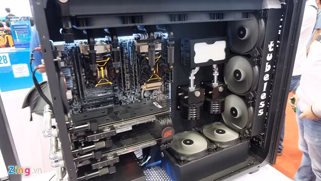 Hệ thống bên trong máy được trang bị 2 radiator và 5 cánh quạt bên trên (ngoài quạt tiêu chuẩn góc trái) nhằm tăng hiệu suát tản nhiệt cho hệ thống, đảm bảo nhiệt độ bên trong luôn nằm ở mức ổn định khi hoạt động ở công suất lớn.