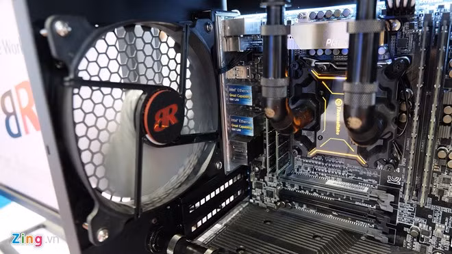 Trung tâm xử lý là hai CPU E5-2699-V3. Hiện tại, mỗi CPU này có giá trung bình hơn 108 triệu đồng trên thị trường.