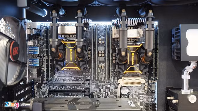 Máy dùng mainboard ASUS Z10PE-D8 WS, nền tảng Intel C612 chipset với socket đôi dành cho dòng vi xử lý Intel Xeon E5-2600 v3 (giá hơn 13 triệu đồng), trang bị 8 thanh RAM ECC REG 32GB.