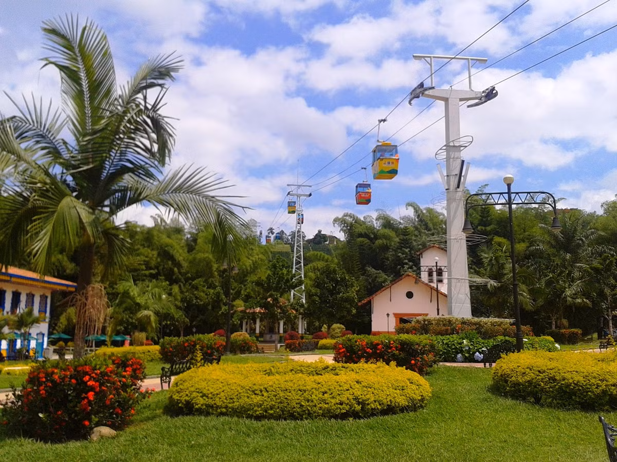 Bảo tàng này được xây dựng như một bản sao của thành phố thuộc địa. Tại đây du khách được thưởng thức màn trình diễn múa và âm nhạc truyền thống, quan sát cảnh quan tươi tốt của các đồi cà phê từ cáp treo. Ảnh: Armeniahotel.com.co.