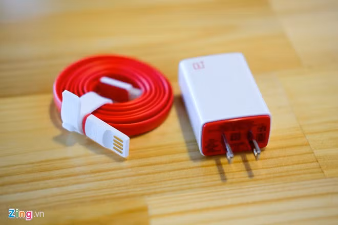 One Plus X có dây sạc dẹt chống rối và củ sạc mang phong cách riêng của hãng.