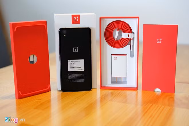 OnePlus chỉ bán ra những model chạy trên hệ điều hành Oxygen OS, rất gần với Android nguyên bản. Những model gần đây của OnePlus thường được săn lùng vì số lượng ít. Máy được ví như "sát thủ diệt bom tấn" vì giá bán rẻ hơn nhiều so với những model cao cấp của các đối thủ.