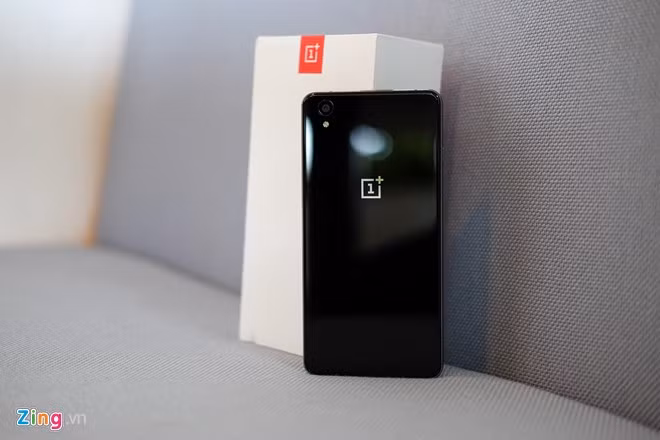 OnePlus X có thiết kế hai mặt kính. Mặt trước và sau đều đen tuyền.