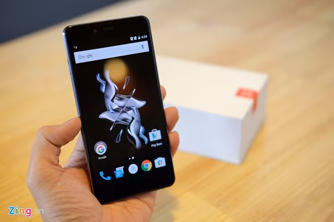 Trải nghiệm nhanh cho thấy OnePlus X hoạt động mượt. Hệ điều hành Oxygen OS xây dựng trên Android 5.1.1 và giao diện nhẹ nhàng khiến máy cho tốc độ đáp ứng nhanh. Nhược điểm nhỏ của model là hơi bám vân tay ở mặt lưng. Đây cũng là vấn đề thường gặp trên những chiếc smartphone hai mặt kính trên thị trường.