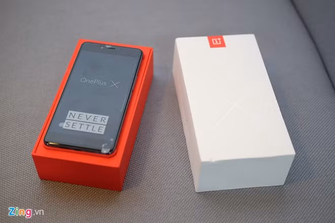 Kể từ chiếc OnePlus One (thế hệ đầu), dòng OnePlus đã nổi tiếng với thiết kế hộp đựng đơn giản nhưng bắt mắt.