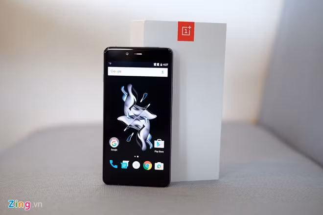 One Plus X được trang bị màn hình AMOLED 5 inch độ phân giải FullHD 1.080x1.920, sử dụng bộ vi xử lý Qualcomm Snapdragon 801 tốc độ 2.3GHz, RAM 3 GB, bộ nhớ trong 16 GB.