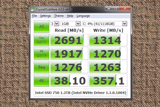  Các dấu hiệu ổ SSD bị hỏng. Các tiếng lạch cạch nhỏ phát ra từ ổ đĩa HDD là cách dễ dàng để nhận ra ổ đó đang hỏng. Tuy nhiên, không như ổ HDD, ổ SSD không gây ra tiếng động báo hiệu nguy cơ trục trặc. Cách tin cậy và không tốn tiền để biết ổ SSD chạy tốt là cài phần mềm kiểm tra và giám sát lỗi như phần mềm Crystal Disk Mark cho Windows và Smart Reporter Lite Mac OS X. Ngoài ra, có một số dấu hiệu và triệu chứng báo hiệu ổ SSD có vấn đề bạn nên để ý.