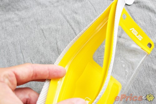Asus ZenPouch hiện có 2 tùy chọn màu sắc là vàng và đen với thiết kế quai vải có thể dùng đeo vai hoặc quàng tay khi sử dụng để chống rơi rớt. Nhờ thiết kế dùng vật liệu nhựa trong suốt, nên người dùng vẫn có thể tương tác với màn hình cảm ứng của smartphone cả khi đã cất máy trong chiếc túi chống nước này.