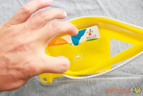 Tuy trông mỏng manh, nhưng Asus ZenPouch được chứng nhận đạt chuẩn siêu bền công nghiệp IPX8, đồng nghĩa với việc có thể dùng trong môi trường ẩm ướt - rất thích hợp khi người dùng cần một phụ kiện giúp bảo vệ smartphone khỏi mưa, hoặc thấm nước (không khuyến cáo ngâm nước ở độ sâu hơn 1m).