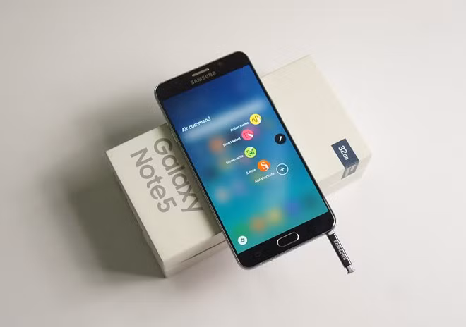  Galaxy Note 5 qua sử dụng (8 triệu đồng): Note 6 (có thể là Note 7) sẽ ra mắt trong tháng 8 nhưng Note 5 chưa khi nào hết hot. Nếu như người dùng phải bỏ khoảng 12 triệu để mua máy mới thì họ chỉ cần 2/3 số tiền đó để sở hữu một chiếc Note 5 qua sử dụng, bản Mỹ. Đây là chiếc Note toàn diện nhất từ trước đến nay của Samsung, từ kiểu dáng đến trải nghiệm bên trong.