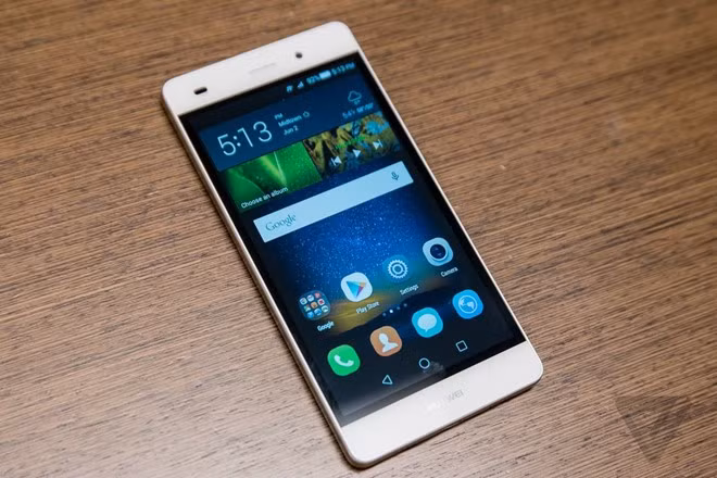  Huawei P8 Lite (4,5 triệu đồng): Vỏ nhựa giả kim loại, độ mỏng dưới 8mm, không dễ để người dùng tìm thấy những sản phẩm giá dưới 5 triệu đồng có kiểu dáng ấn tượng hơn P8 Lite. Đây là bản thu gọn của chiếc Huawei P8 - một trong những di động đẹp nhất của năm 2015.