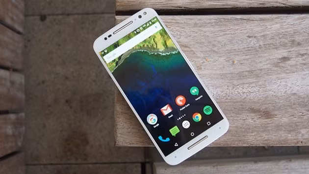  Motorola Moto S Xtyle (7,6 triệu đồng): Moto X Style có thiết kế khác biệt so với nhiều smartphone hiện nay. Model này dùng vỏ kim loại, thiết kế dày, chắc chắn tạo cảm giác mạnh mẽ. Vốn là một chiếc di động cao cấp, những màn giảm giá mạnh gần đây đưa model này về nhóm trung cấp.