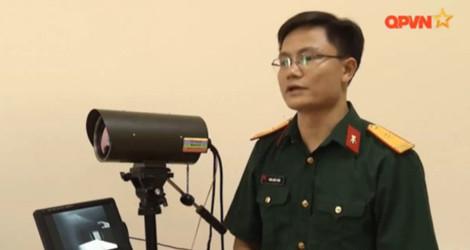 Thiếu tá Trần Quốc Tuấn giới thiệu về khí tài nhìn đêm ảnh nhiệt TBAN-IR120.