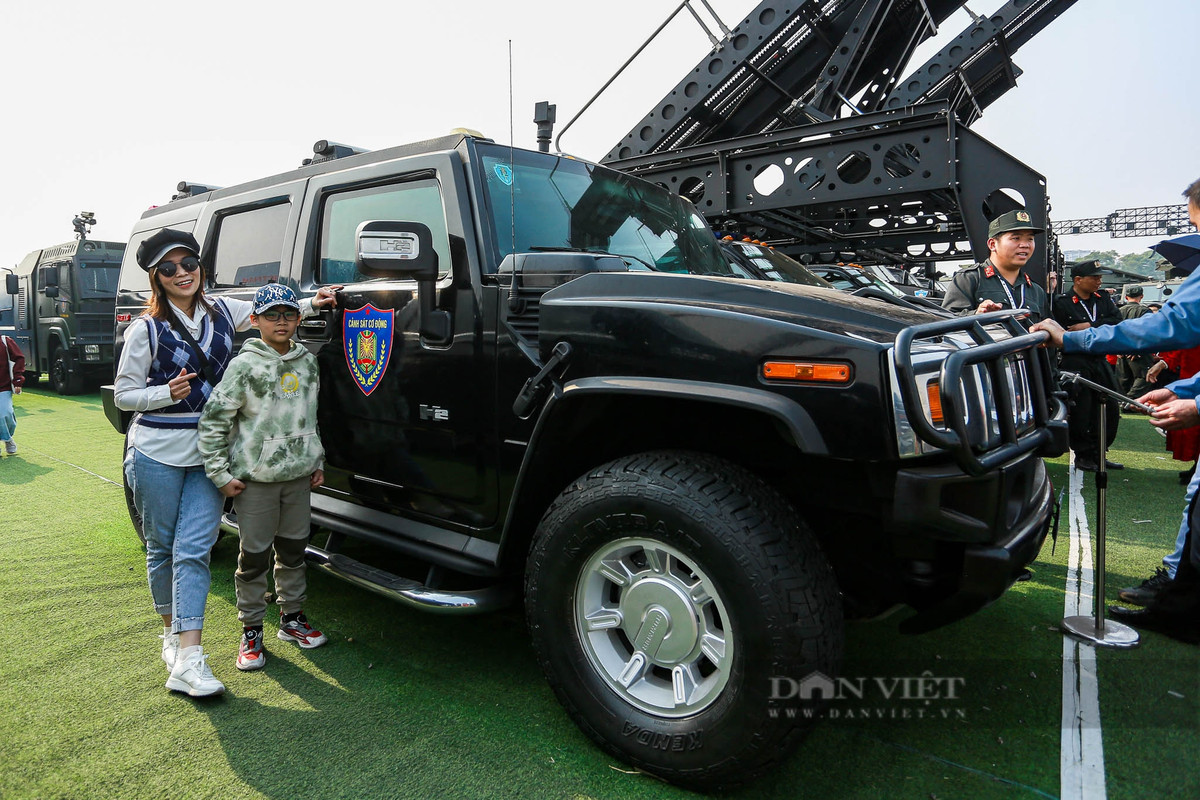 Với khả năng vượt chướng ngại vật, leo dốc và di chuyển qua vùng ngập nước, xe có thân và kính chống đạn, giá lắp súng trên nóc, lốp xe bền bỉ cùng động cơ mạnh mẽ, đảm bảo tính cơ động cao trong các tình huống khẩn cấp.