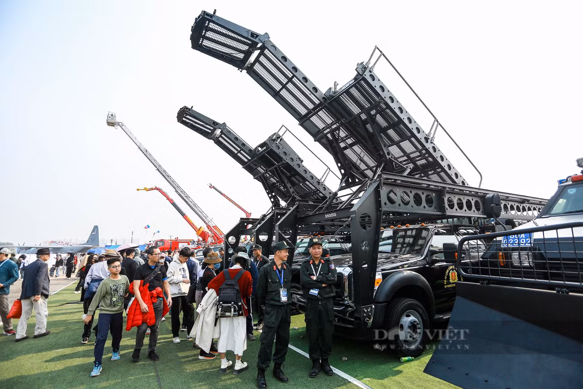 Xe còn tích hợp bệ ngắm dành cho tác chiến tầm cao, kính chắn gió chống đạn và camera giám sát hỗ trợ xử lý tình huống.