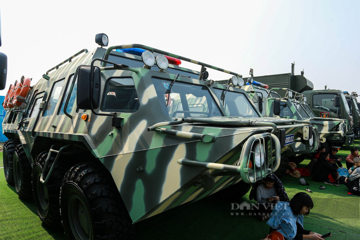 Xe bọc thép lội nước bánh hơi của lực lượng Công an Nhân dân tại Triển lãm Quốc phòng quốc tế 2024.
