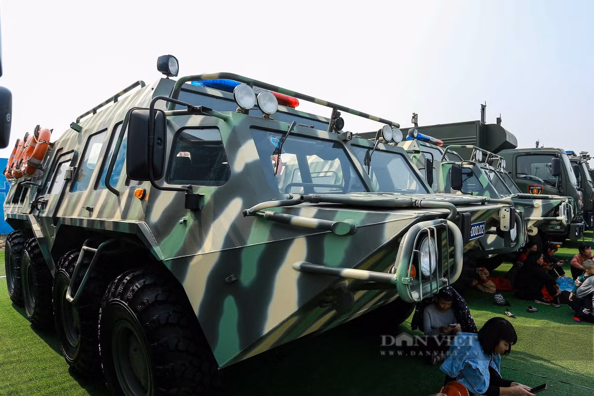 Xe bọc thép lội nước bánh hơi của lực lượng Công an Nhân dân tại Triển lãm Quốc phòng quốc tế 2024.