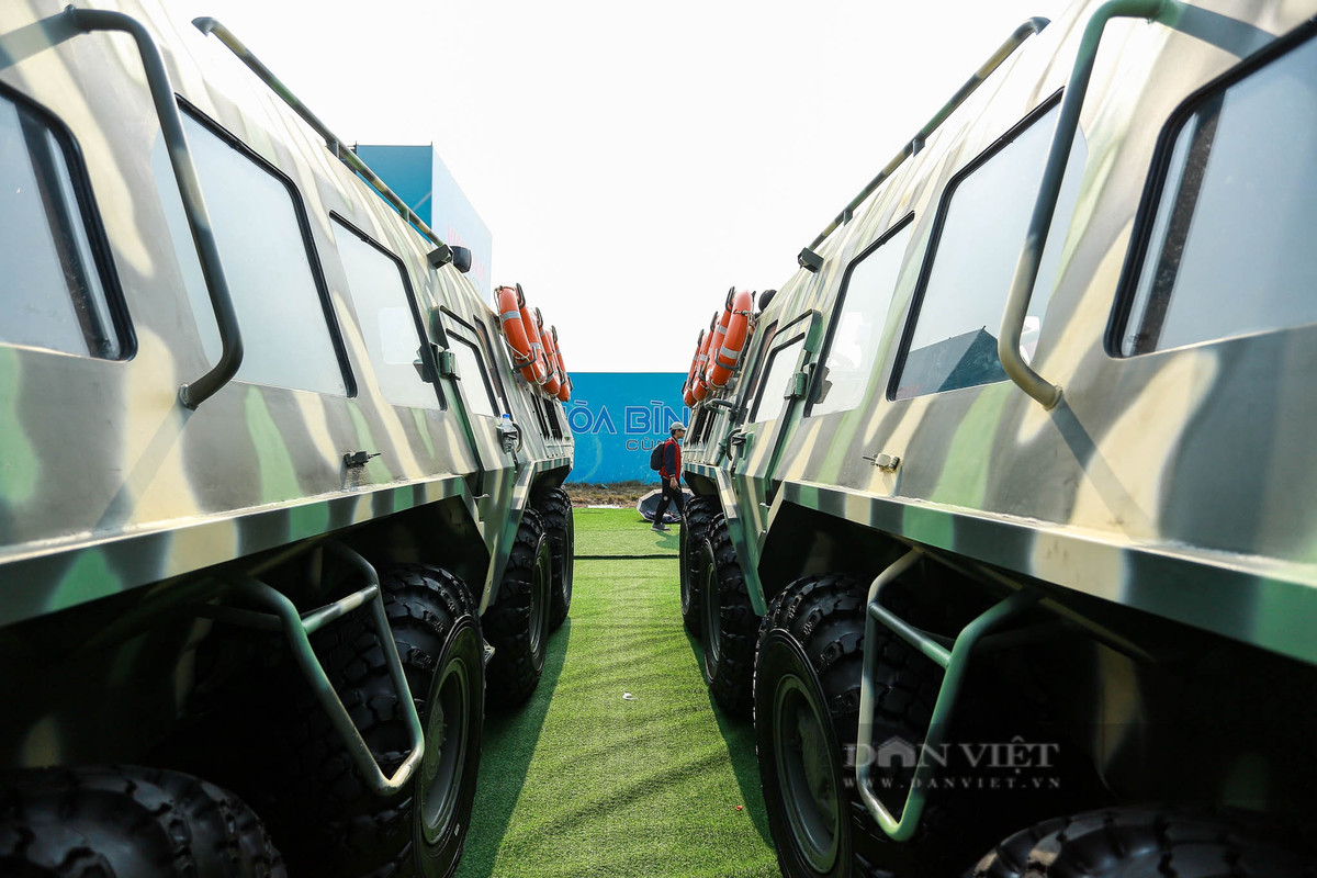 Ngoài nhiệm vụ chiến đấu, xe bọc thép lội nước bánh hơi của lực lượng Công an Nhân dân còn sẵn sàng hỗ trợ người dân khi có thiên tai.