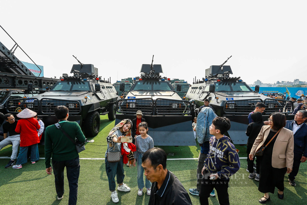 Dàn 3 chiếc xe S5 bọc thép chống đạn do Hàn Quốc sản xuất được trang bị cho lực lượng Cảnh sát cơ động.