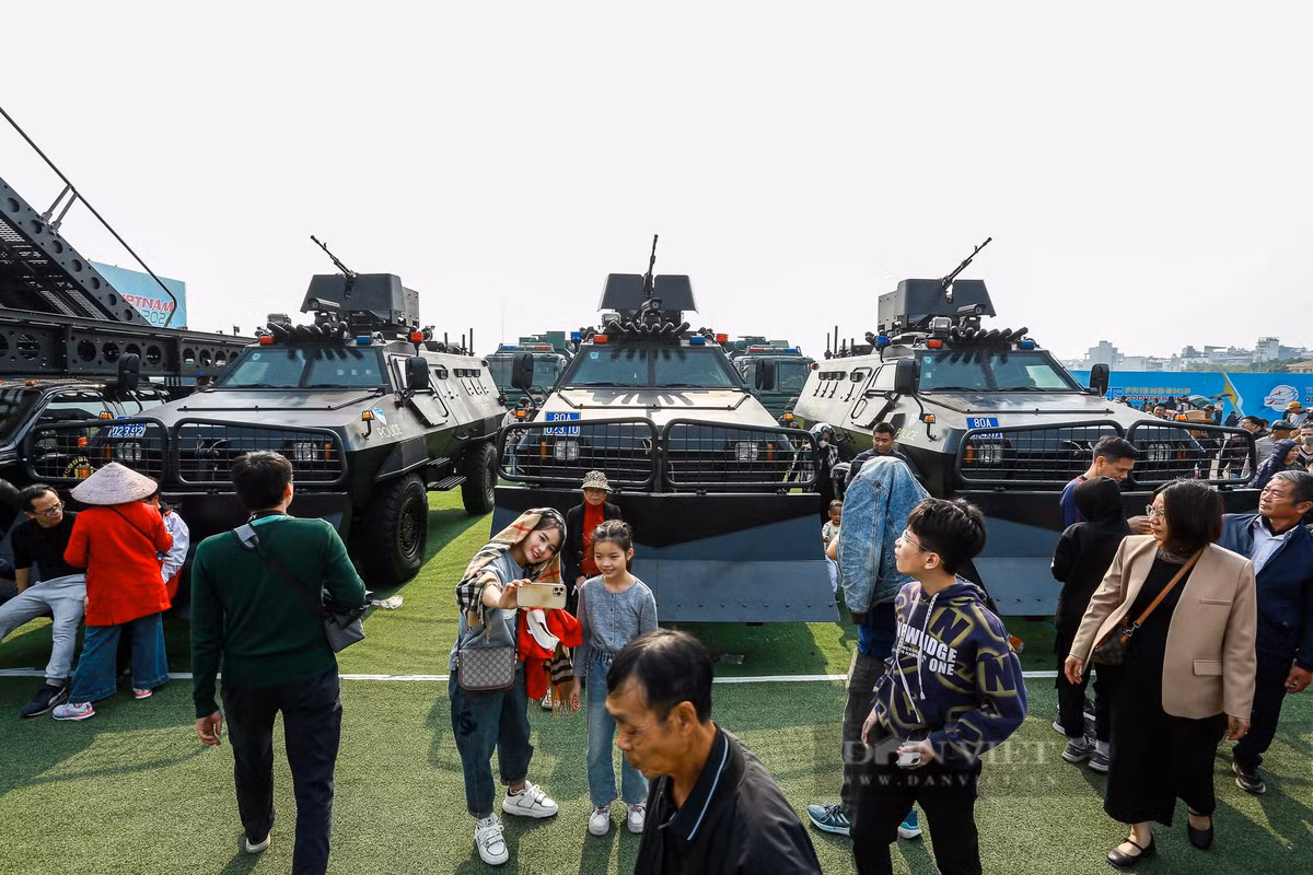 Dàn 3 chiếc xe S5 bọc thép chống đạn do Hàn Quốc sản xuất được trang bị cho lực lượng Cảnh sát cơ động.