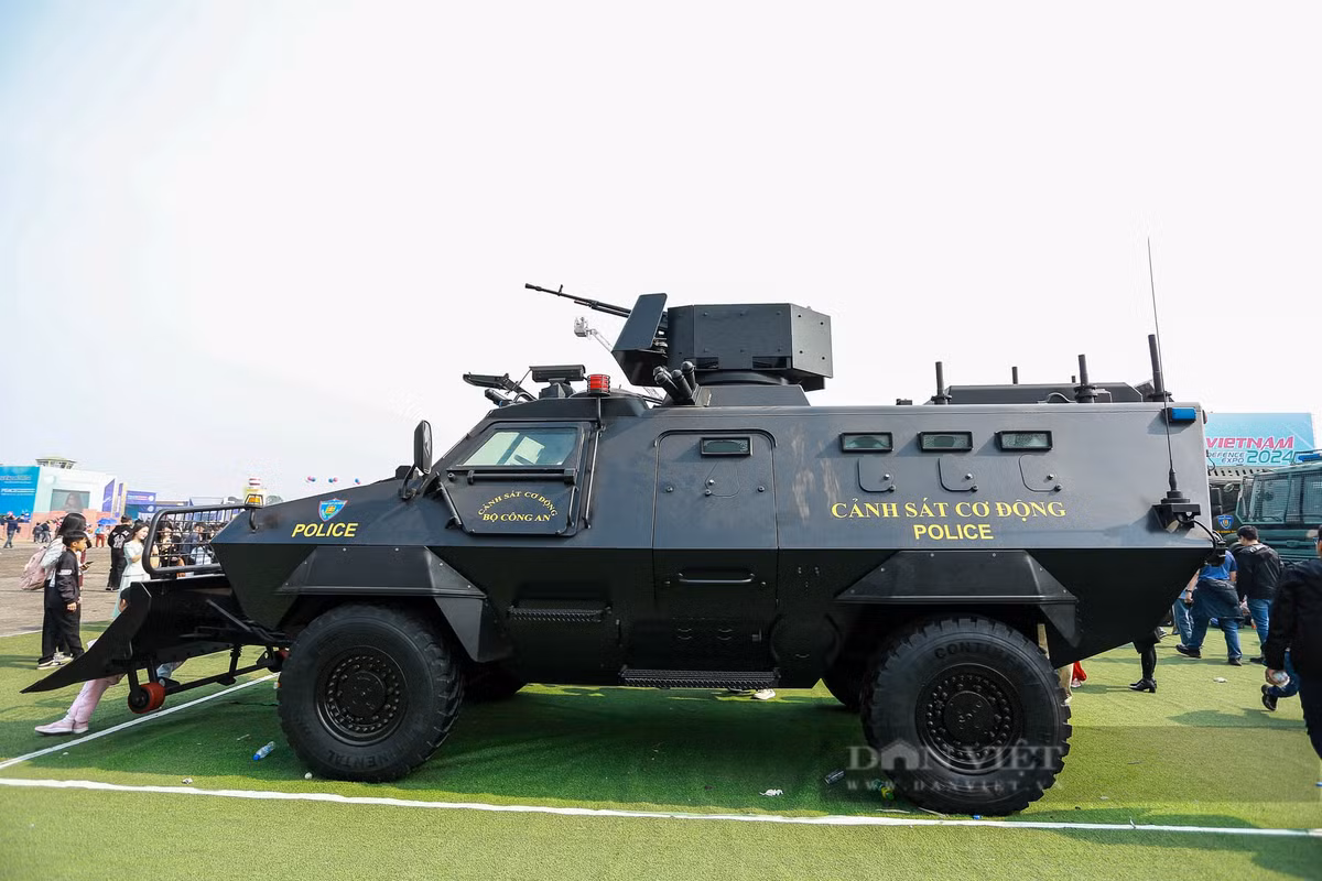 Xe S5 bọc thép do hãng Shinjeong Development, Hàn Quốc sản xuất năm 2014 với khả năng chống đạn, chống mìn và lốp xe tự bơm hơi ngay cả khi bị thủng. Xe có chiều dài 6.460 mm, rộng 2.550 mm và cao 2.410 mm khi chưa lắp vũ khí. Gầm xe cao tới 350 mm nhằm chạy địa hình. Trọng lượng không tải 10,4 tấn và có tải là 11,6 tấn.