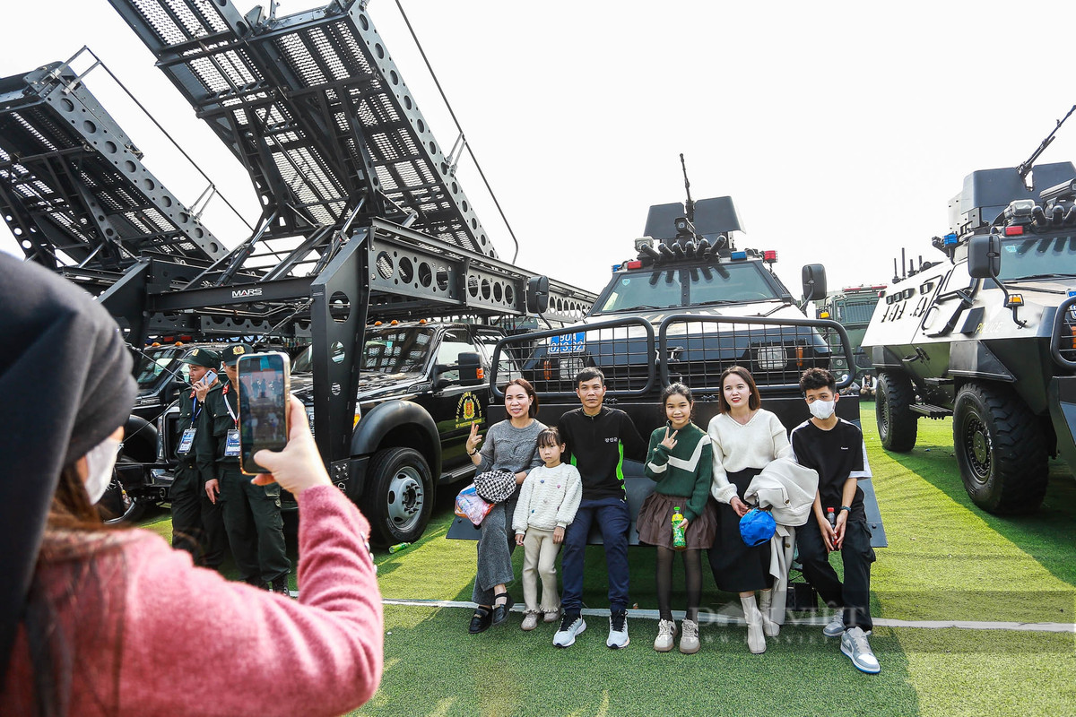 Người dân thích thú check-in cạnh chiếc xe S5 bọc thép.