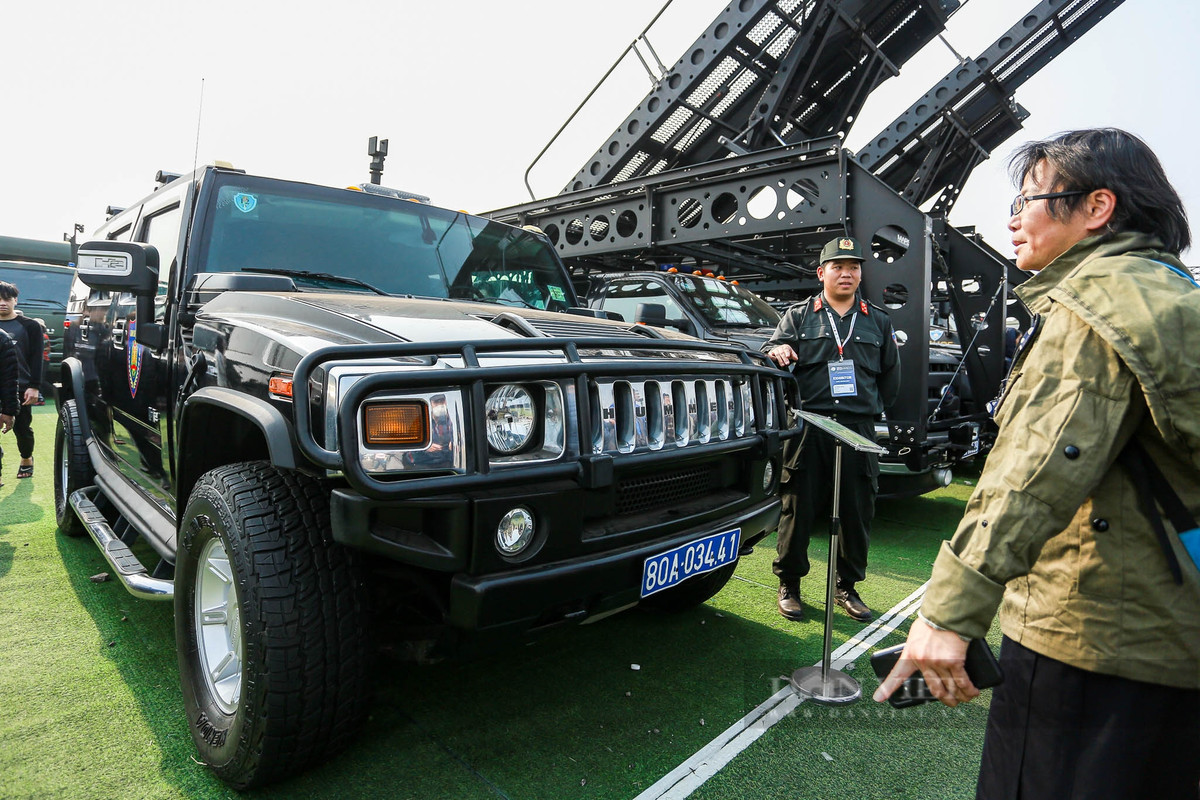 Xe chỉ huy Hummer H2 chống đạn, sản phẩm của hãng GM (Mỹ) sản xuất, được thiết kế chuyên dùng để phục vụ công tác chỉ huy, chỉ đạo và chở kíp chiến đấu tại các khu vực an ninh phức tạp, đánh bắt các đối tượng có vũ khí nóng và bảo vệ các yếu nhân.