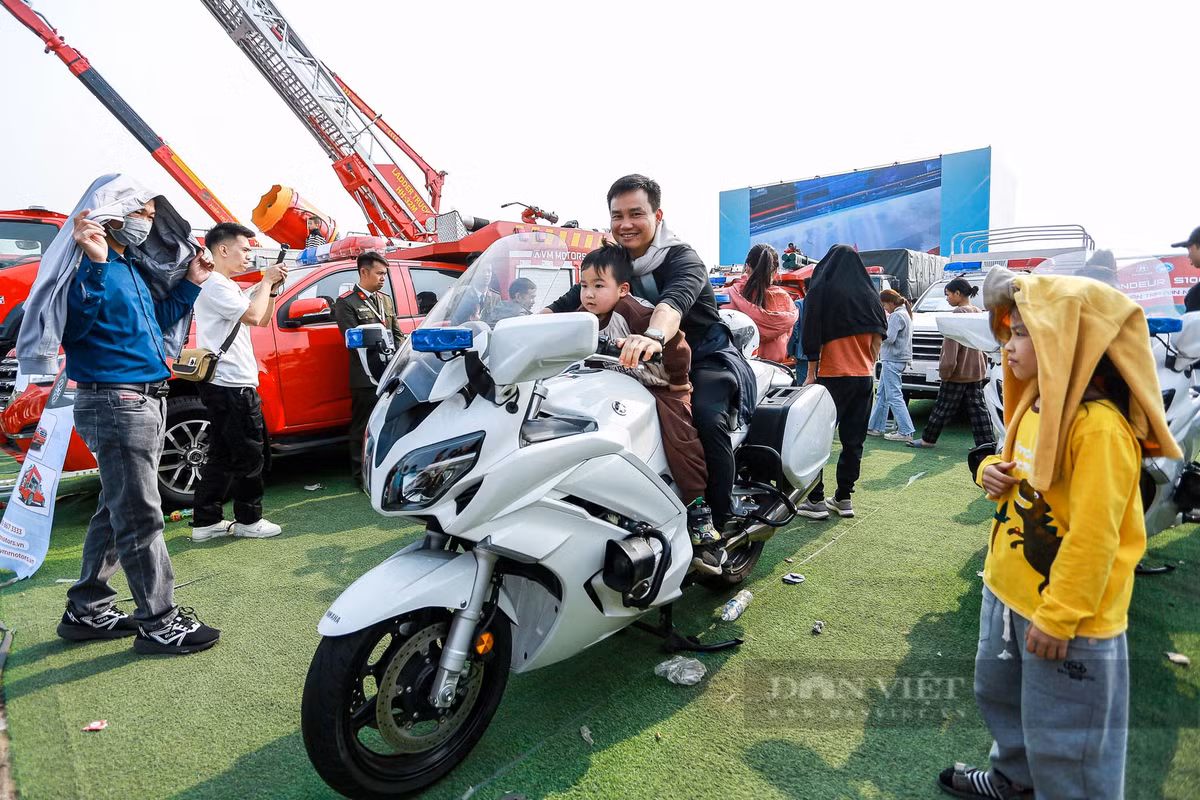 Xe mô tô hộ tống Yamanha 1.298 cc được nhiều người dân thích thú trải nghiệm.