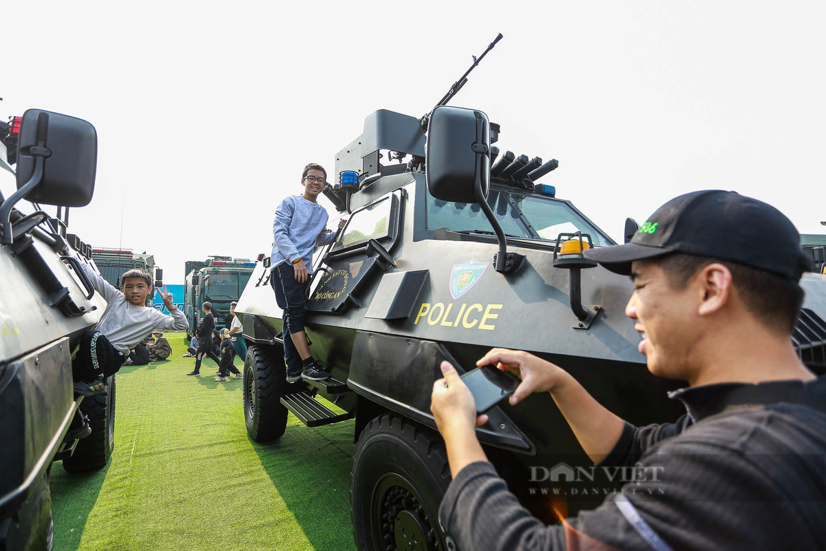 Người lớn, trẻ nhỏ hào hứng, lưu lại kỷ niệm cùng dàn xe đặc chủng của Bộ Công An tại Triển lãm Quốc phòng quốc tế Việt Nam 2024.