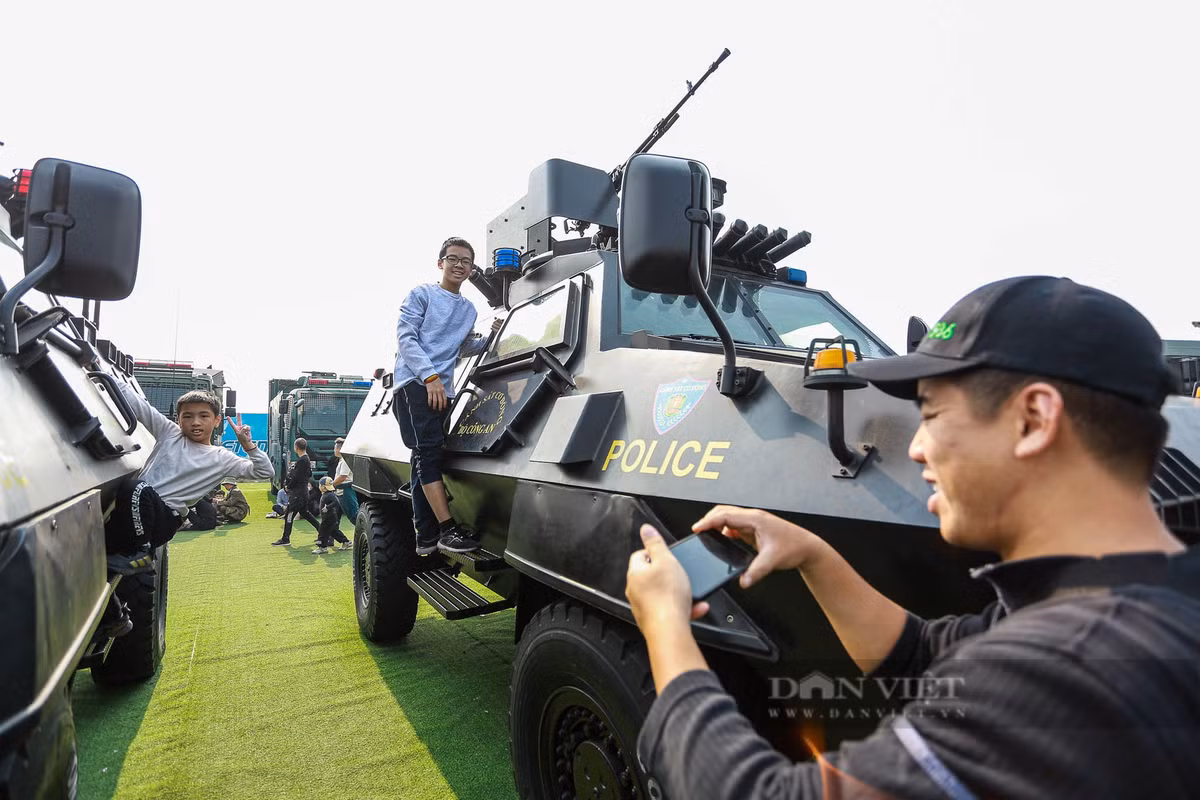 Người lớn, trẻ nhỏ hào hứng, lưu lại kỷ niệm cùng dàn xe đặc chủng của Bộ Công An tại Triển lãm Quốc phòng quốc tế Việt Nam 2024.