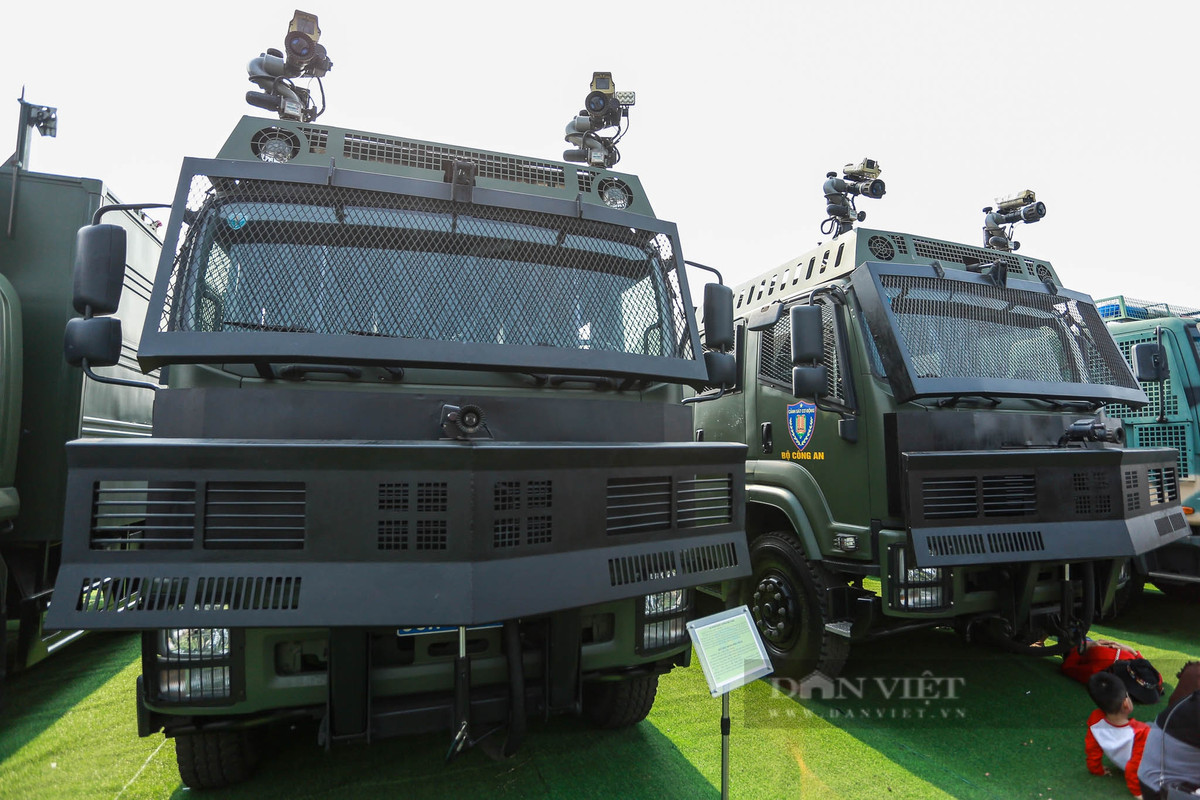 Xe phun nước chống bạo loạn, do Nisu (Việt Nam) sản xuất, được trang bị súng phun nước áp lực lớn, hệ thống phun sơn, hơi cay và lưỡi gạt vật cản, cùng các vòi phun tự chữa cháy và bảo vệ xe trước các tình huống nguy hiểm.