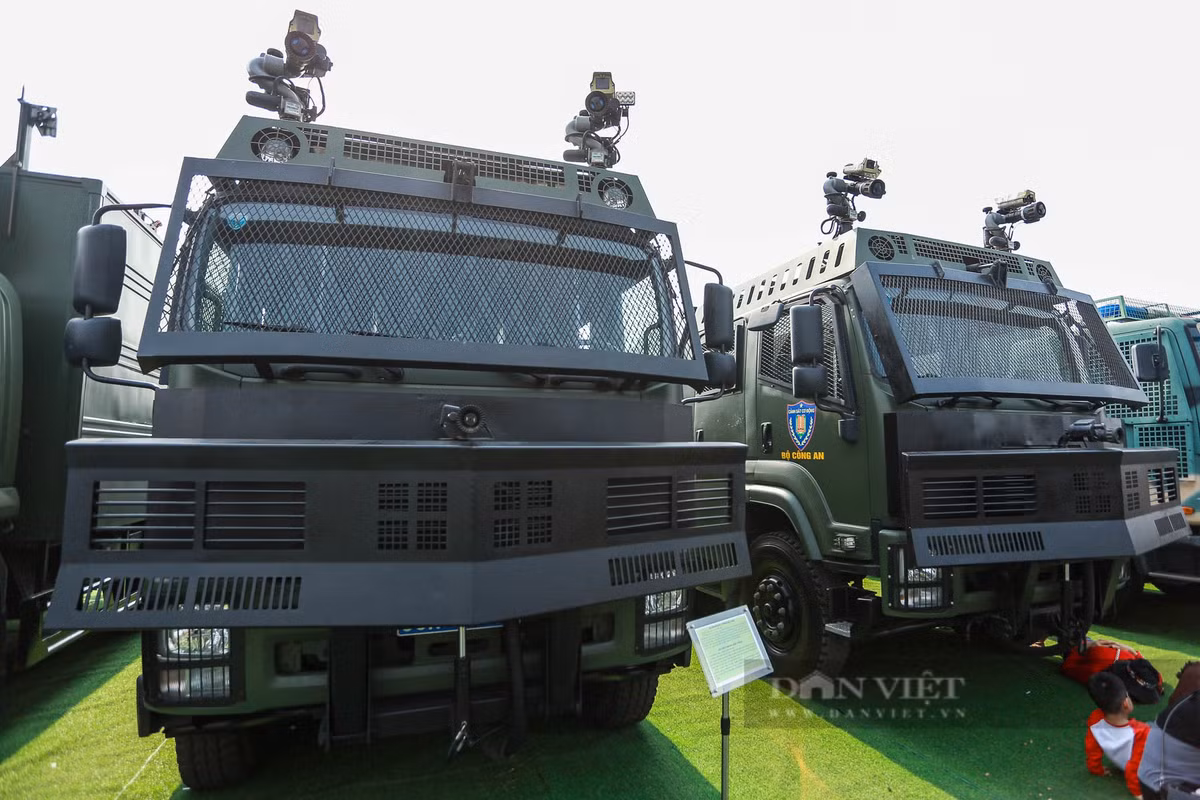 Xe phun nước chống bạo loạn, do Nisu (Việt Nam) sản xuất, được trang bị súng phun nước áp lực lớn, hệ thống phun sơn, hơi cay và lưỡi gạt vật cản, cùng các vòi phun tự chữa cháy và bảo vệ xe trước các tình huống nguy hiểm.