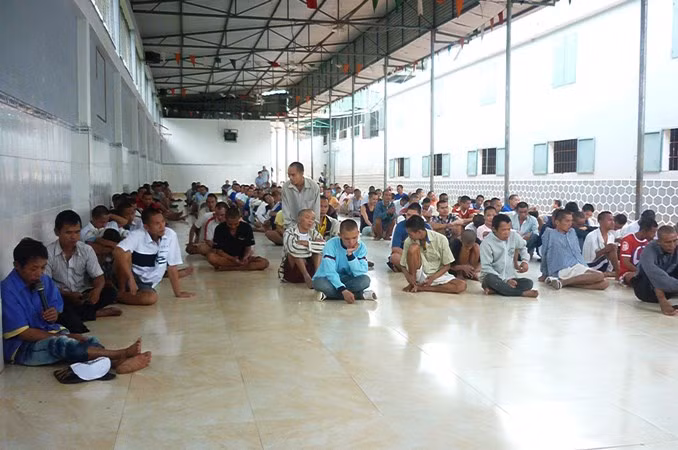 Những bệnh nhân trong trại điên nam.