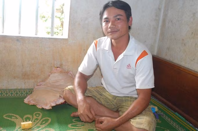 Anh Ngọc là người chứng kiến từ đầu đến cuối việc ông Sang uống rượu chứng minh rượu "sạch" nhưng ngăn không được.