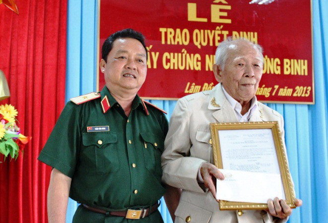 Cụ Tô Văn Cắm trong lễ nhận Giấy chứng nhận thương binh.