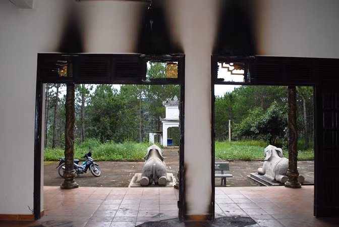 Các cửa ra vào của đền thời Hai Bà Trưng bị đốt cháy tan hoang.