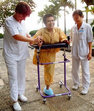 Anh Hải tập đi sau phẫu thuật