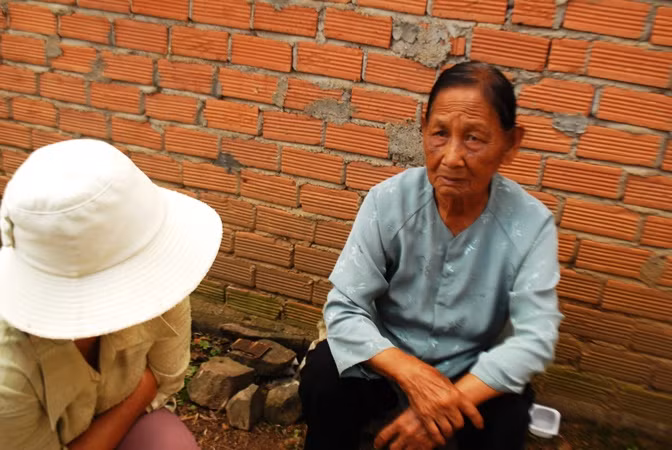 Cụ Ngô Thị Kỷ đã nhiều lần van xin ông Minh thả chị Dung nhưng không thành.