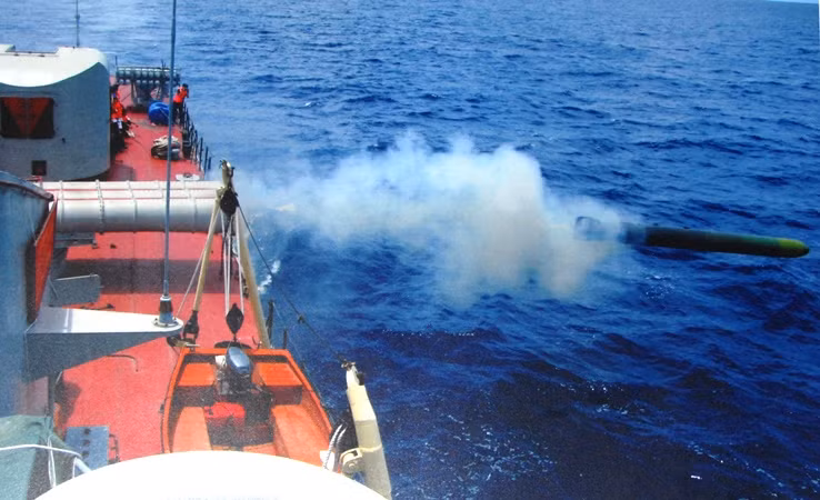 Tàu phóng ngư lôi của hải quân Việt Nam huấn luyện trên biển.