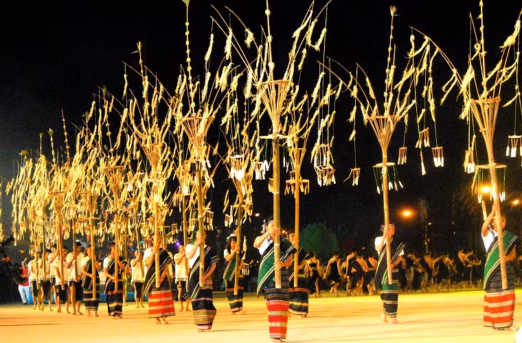 Lễ khai mạc bắt đầu bằng những màn biểu diễn đầy ấn tượng mang đậm sắc màu Tây Nguyên