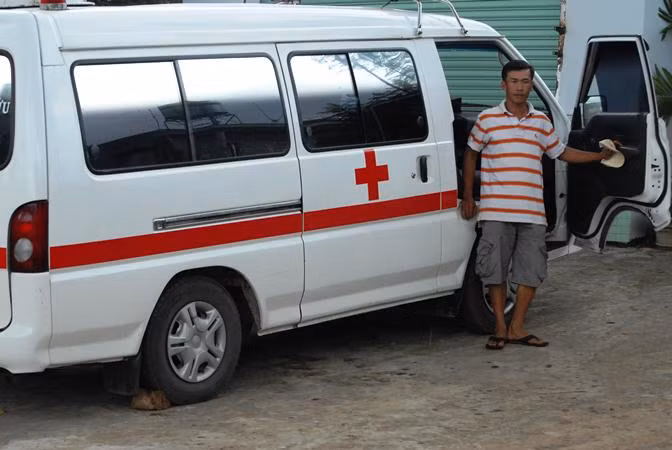 Mua xe cứu thương phục vụ cộng đồng.