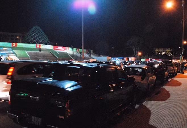 Xe cộ tự do lấn chiếm lòng đường