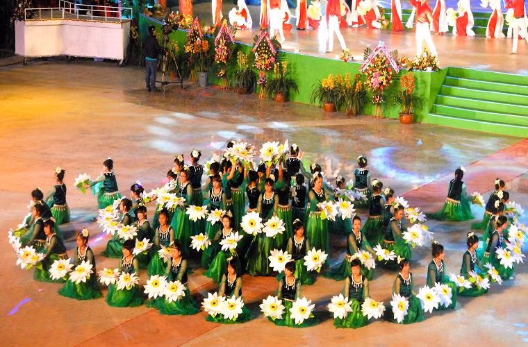  Đêm khai mạc Festival đầy màu sắc được dàn dựng công phu