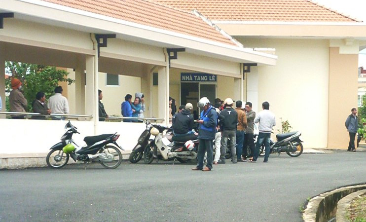 Sáng nay 3/8, cơ quan chức năng đã tiến hành khám nghiệm tử thi nạn nhân tại nhà xác Bệnh viện Đa khoa Lâm Đồng.